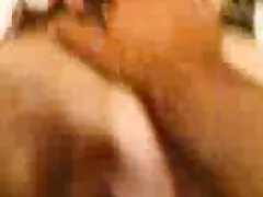 Él muerde a una prostituta en videos de abuelas tirando la cámara.