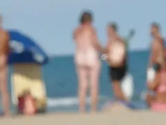 Hermosa mujer joven con medias de colores nietas tetonas mirando hahala en el sofá verde