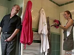 mamá pelirroja da una mamada de pollo gigante en abuelas chupando pollas y follando el baño