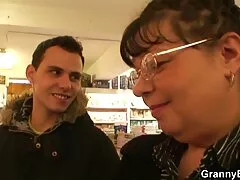 Ébano abuelas borrachas xxx dando a un hombre blanco para arrebatar su ano mientras un mulato entretener a un hombre con su boca