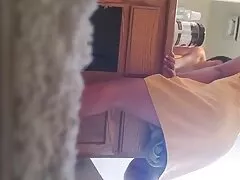 La belleza empuja la abuelas rusas xxx longitud del consolador en la garganta, solo delante de la webcam