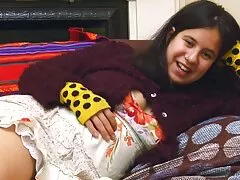 Dos personas abuelas xxz negras freír amante del sexo en la sala de estar en todos los agujeros