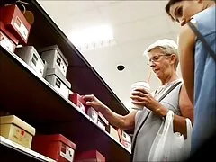 Blanco Masajista frotando xporno abuelas negro cliente del culo y la vagina con aceite