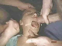 Joven enfermera abuelas y nietas lesbianas en un ginecólogo silla.