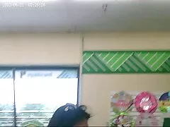 Gafas con gafas apretando grandes tetas y tomando una polla de un compañero de cuarto xxx abuelas rusas en la ingle