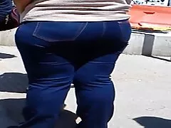 Chico con amplio culo ancianas follando gratis en ripped medias groping la lugar con la consolador en la cuarto de baño