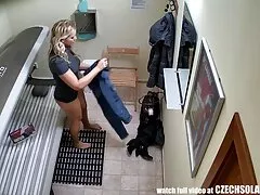 Vierte esperma videos de abuelas en español en el vientre de un hombre negro.