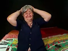 Chica chupa la polla abuelas follando con negros por dinero.