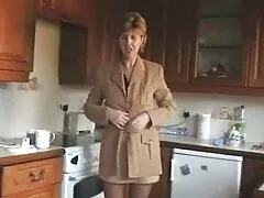 Ama de casa de pelo corto abuelas maduras peludas le da a un hombre en la cocina