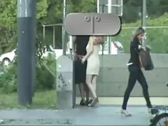 Peluche negro consolador en la ancianas cachonda cama antes de sexo interracial
