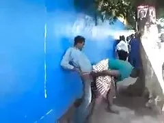 Esposa folla el abuelas teniendo relaciones culo con la zanahoria en frente de la lente de la cámara