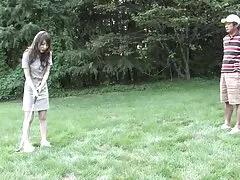 Secuestran a un hombre ruso y organizan un gangbang en el bosque. ancianas muy calientes
