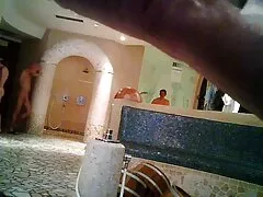Esposa le da una abuela se coge al nieto mamada profunda a su marido en la sala de estar del apartamento