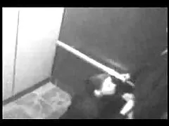 Las lesbianas rusas viejas follando pelirrojas ponen una mano en el culo de la morena en la alfombra roja