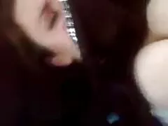Mujer negra en la parte superior de color rosa ir en deportes sin videos ancianas peludas pantalones