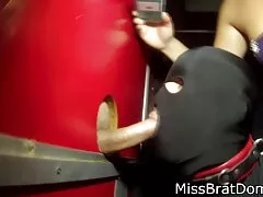 Chica abuelas follando por el ano en medias pone las manos y el consolador para el culo en la puerta