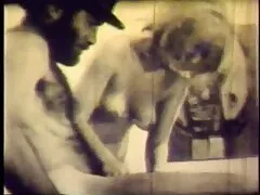 La dos abuelas follando morena atrapado en el culo de los miembros.